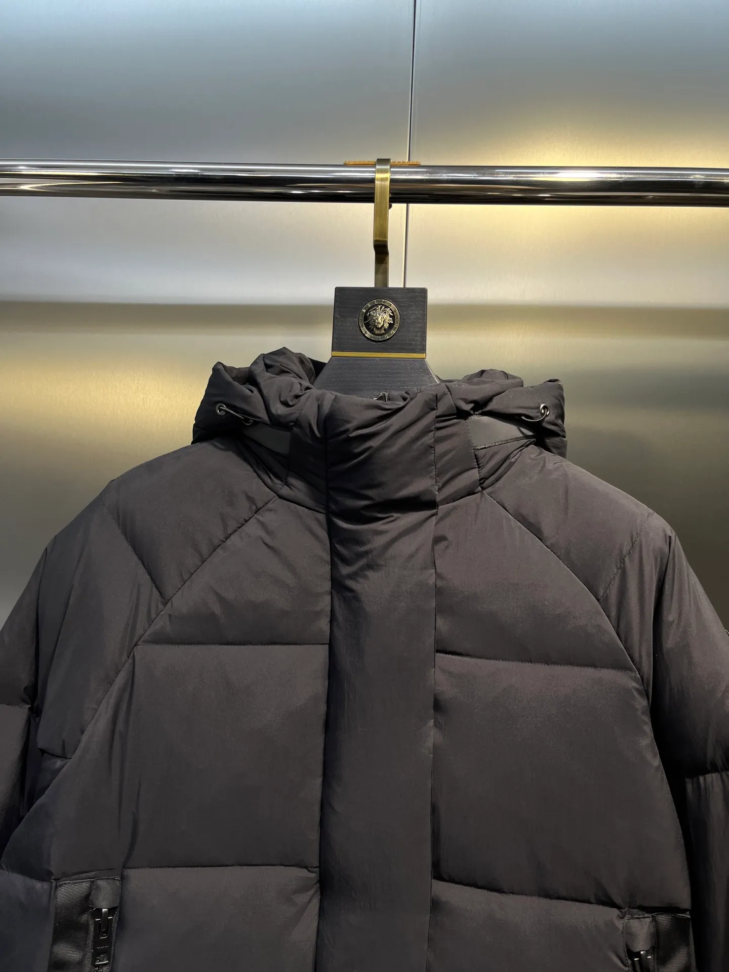 P740 Canada Goose🌟Ouyang Nana's same style 3m reflective black label down jacket junction junction parka is light weight and warm. The Junction Parka is made from soft enduraluxe fabric with cordura for added durability in high-wear areas, making it lightweight and durable. 360-degree reflective strips on the collar improve visibility in low-light environments. Features a removable hood for easy wearing during transitional periods when the weather warms up.  size：xs-xxl